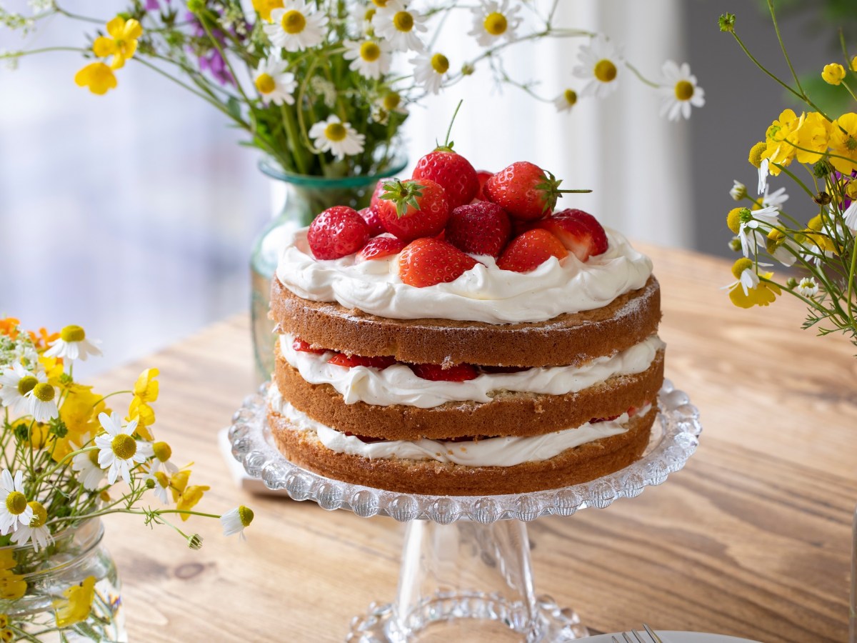 Schwedische Mittsommertorte auf einer Tortenplatte