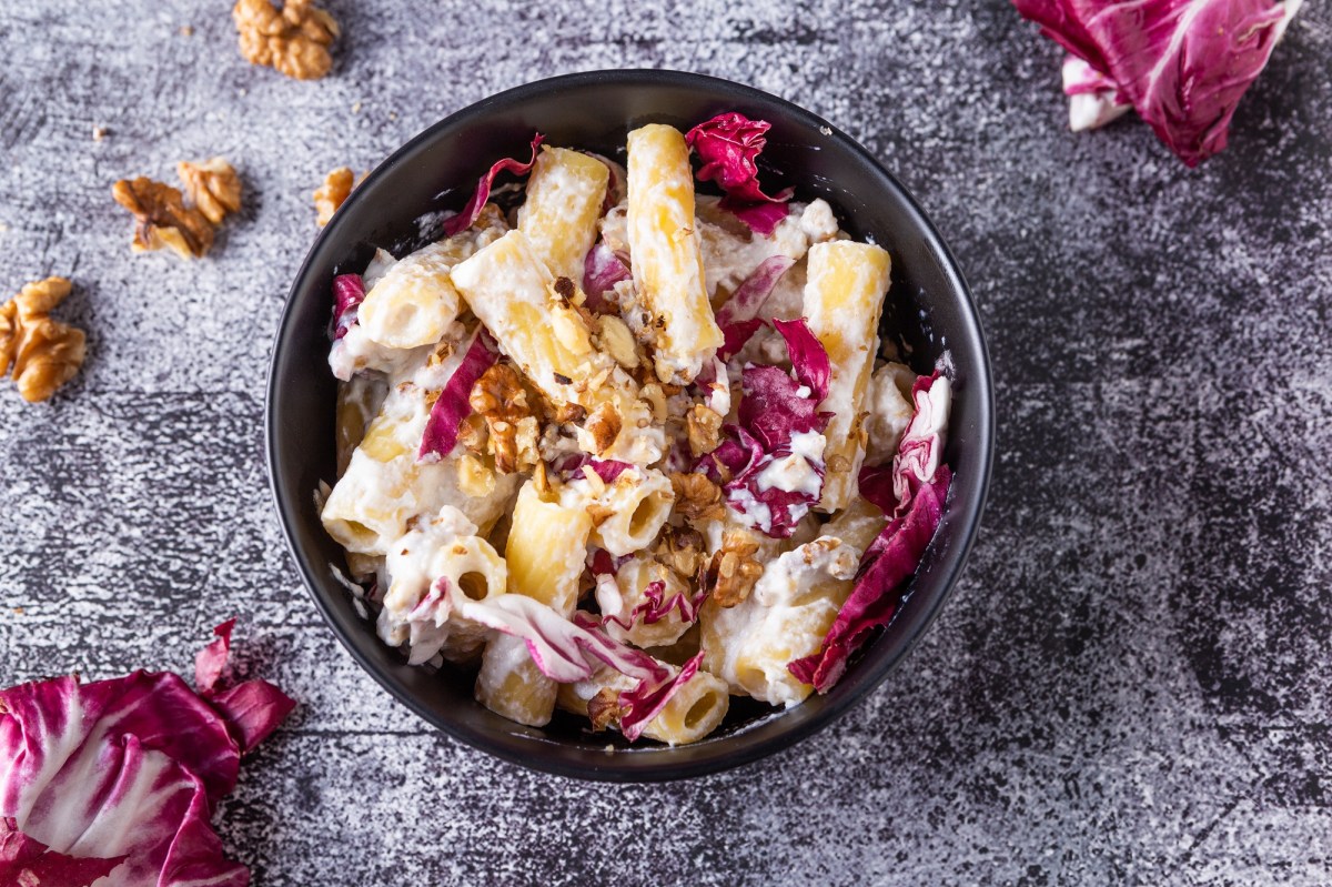 Schüssel mit Rocotta-Nudeln mit Radicchio