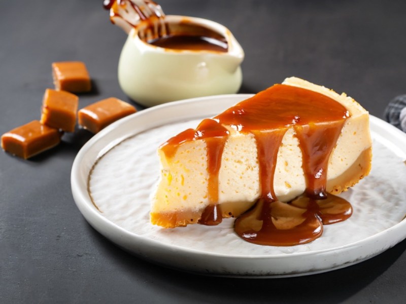 Ein Stück Salted Caramel Cheesecake auf einem Teller.