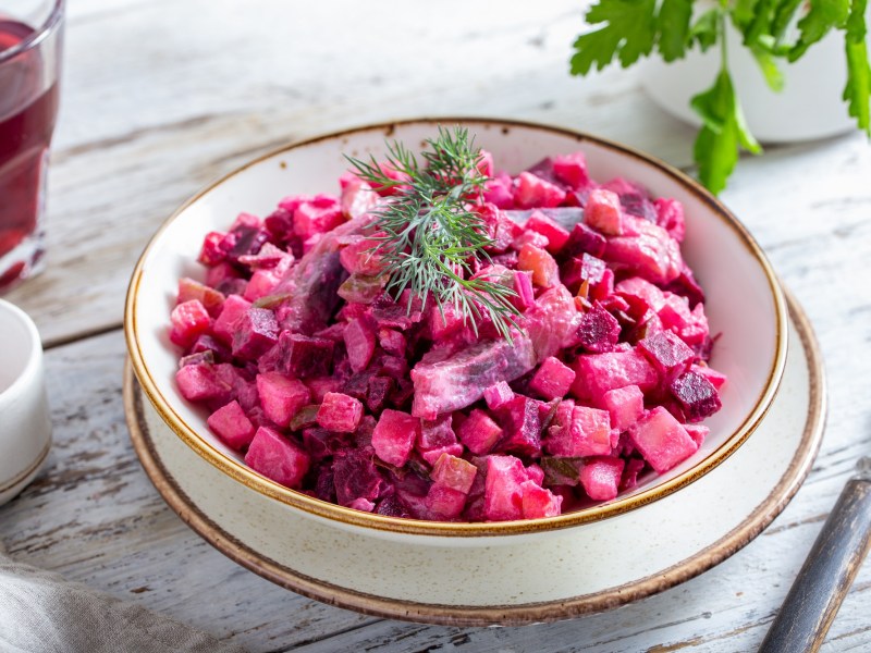 Schale mit Schwedischem Rote-Bete-Salat mit Hering