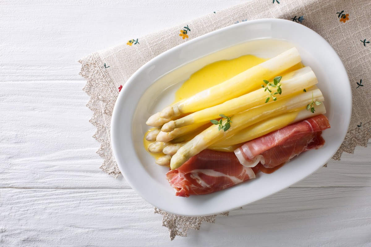 Teller mit weißem Spargel, Schinken und dSafransoße