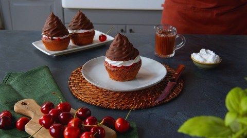 Teller mit drei Schwarzwälder-Kirsch-Muffins