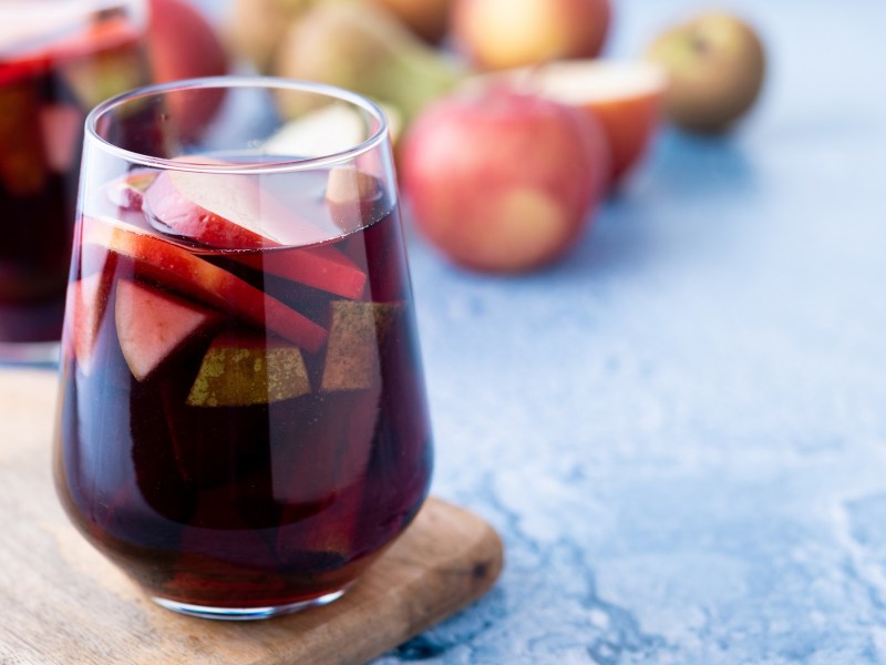 Ein Glas Apfel-Sangria.