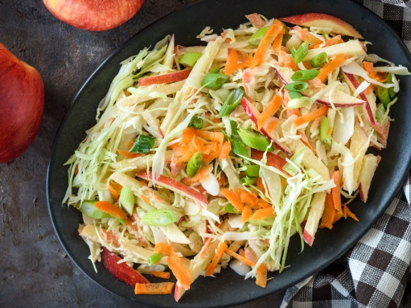 Diesen Salat mit Apfel brauchst du beim nächsten Grillabend