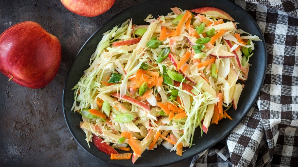 Diesen Salat mit Apfel brauchst du beim nächsten Grillabend