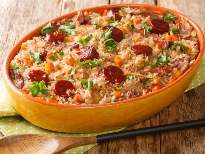 Arroz de Pato in einer orangen Auflaufform.