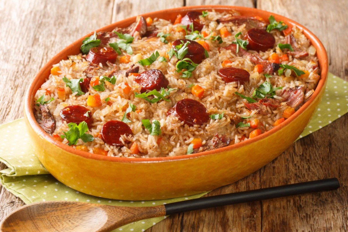 Arroz de Pato in einer orangen Auflaufform.