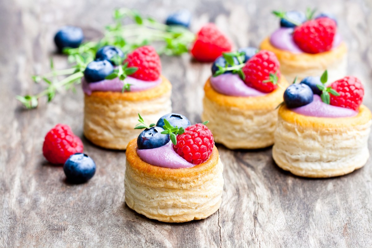 Blätterteig-Pasteten mit Beeren auf einem Tisch.