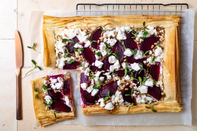 Blätterteig-Pizza mit Rote Bete und Ziegenkäse auf einem Abkühlgitter