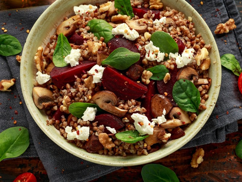 Eine Buchweizen-Bowl mit Rote Bete, Feta, Spinat und Walnüssen, Draufsicht.