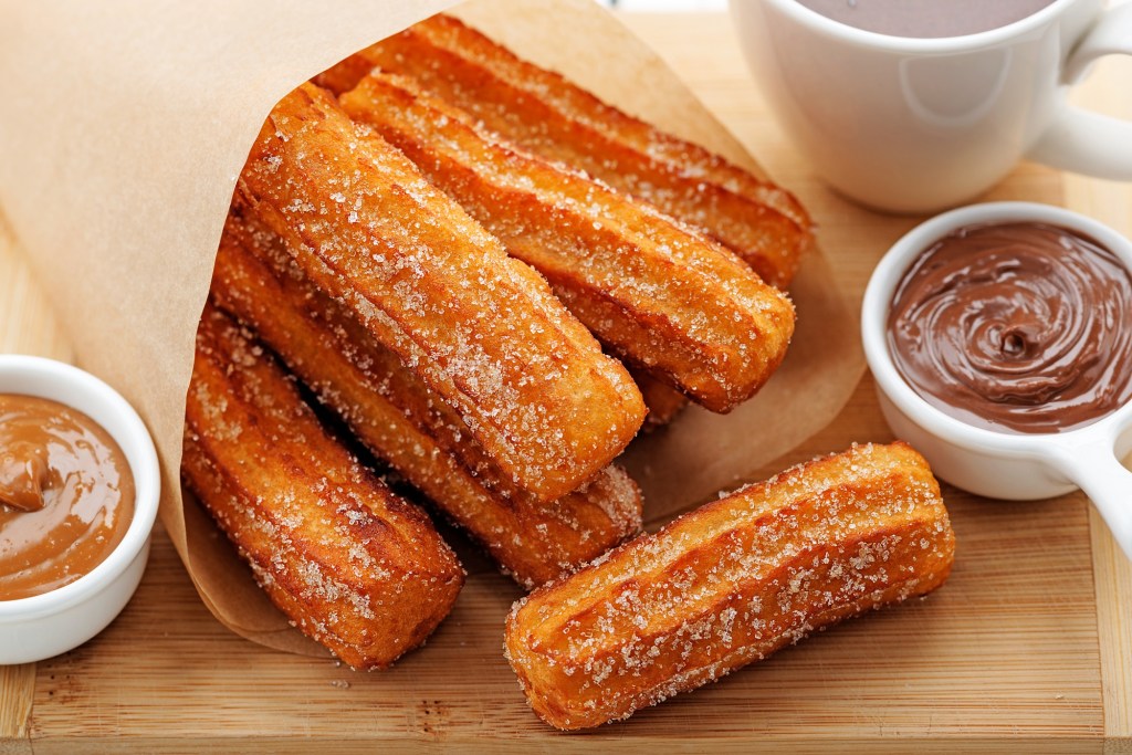 Spanische Churros mit Schokoladensoße.