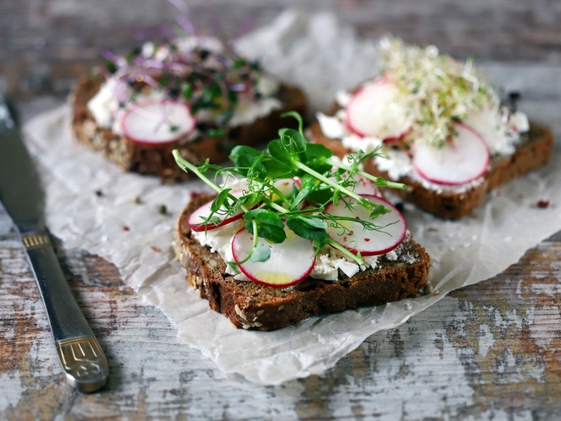 Drei Scheiben Brot mit frischem Belag.