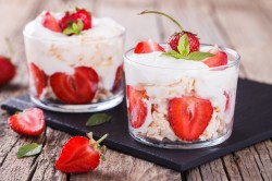 Zwei Gläser Eton Mess mit Erdbeeren.