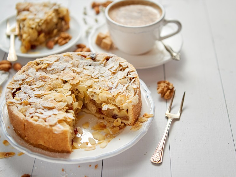 Florentiner Apfelkuchen auf einem weißen Teller.