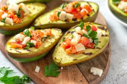 Gegrillte Avocados auf einem Brett