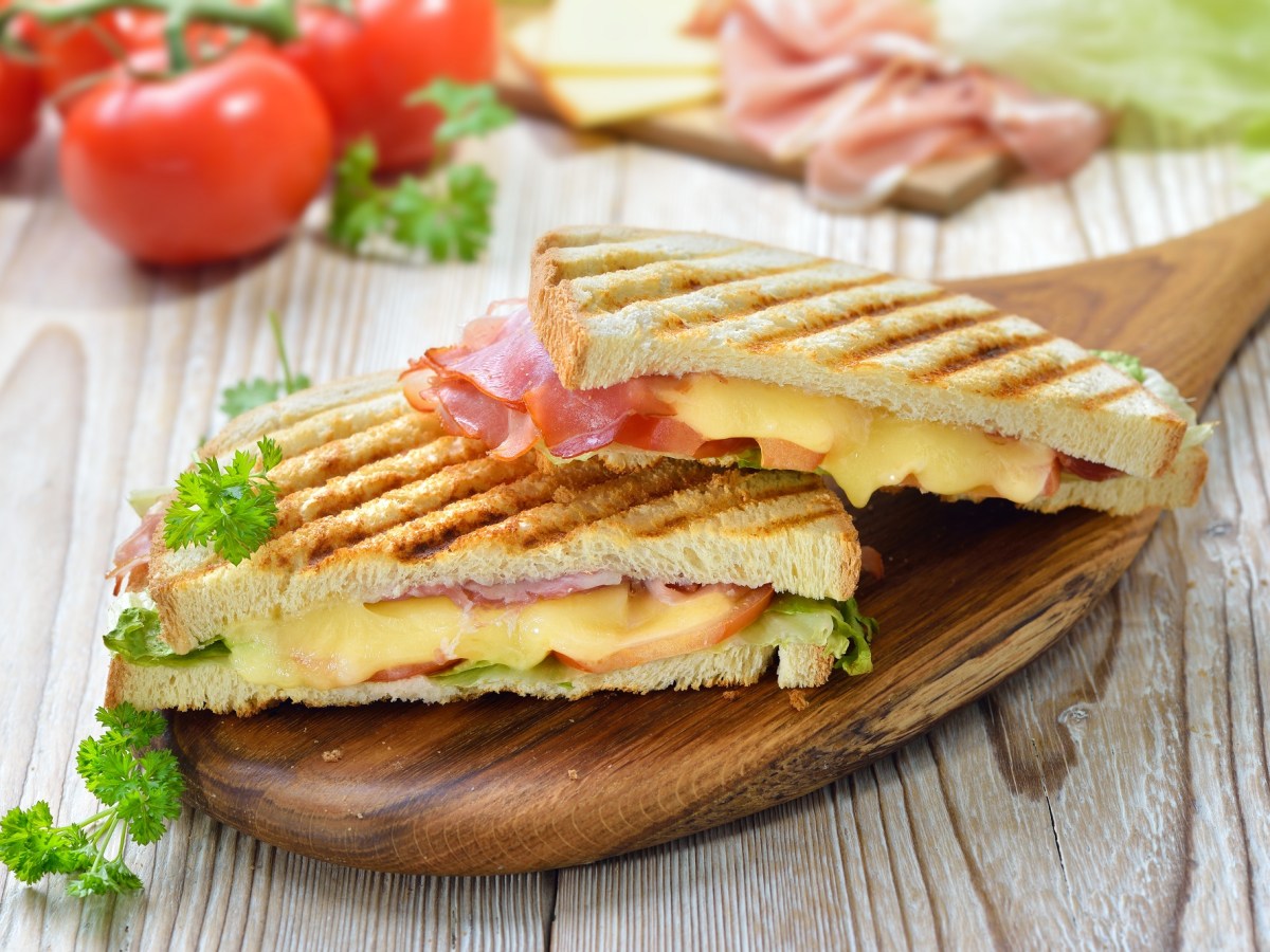 Fingerfood: gegrilltes Käse-Schinken-Toast mit Tomaten