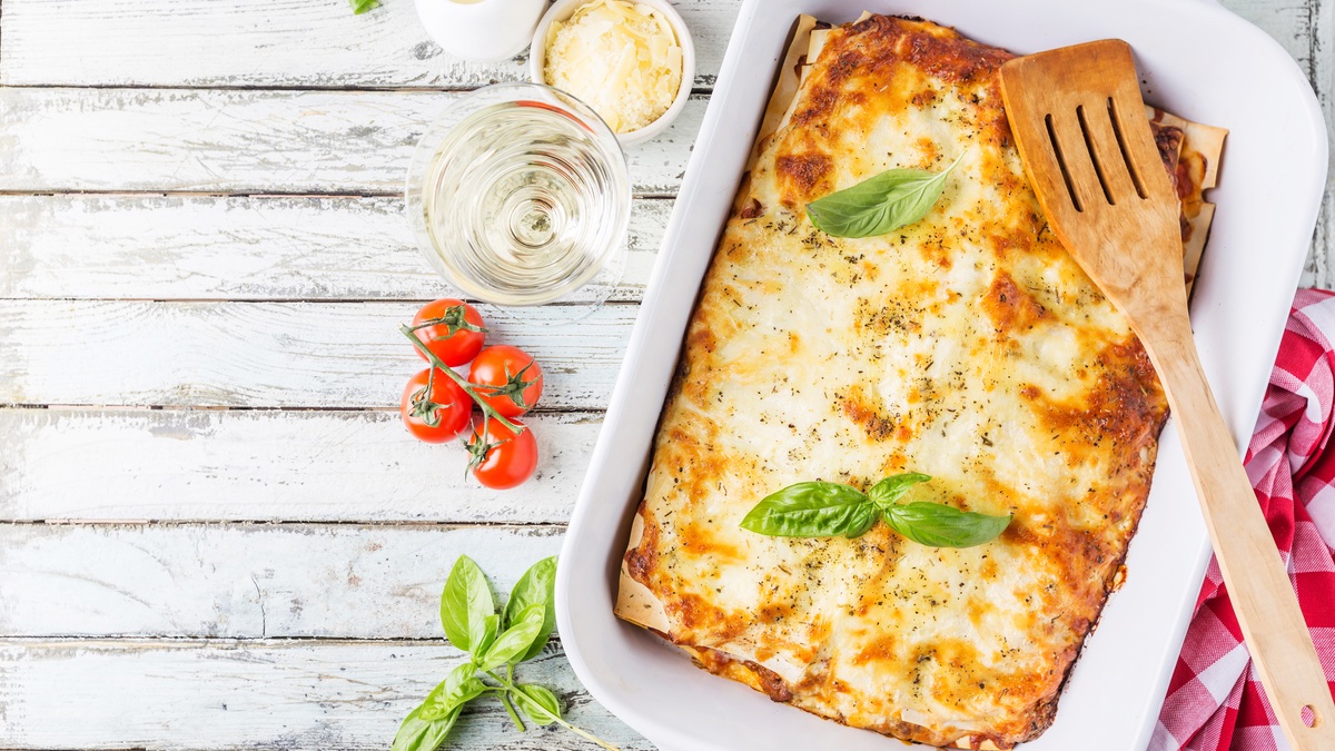 Gemüselasagne mit Kohlrabi in weißer Auflaufform