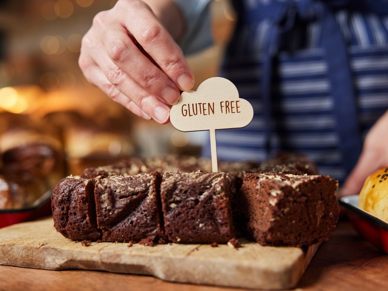 Glutenfreie Kuchen: Eine Hand steckt ein Label mit der Aufschrift 