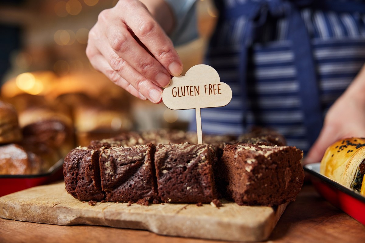 Glutenfreie Kuchen: Eine Hand steckt ein Label mit der Aufschrift 