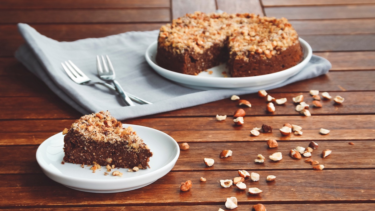 Haselnuss-Nougat-Kuchen auf einem braunen Tisch.