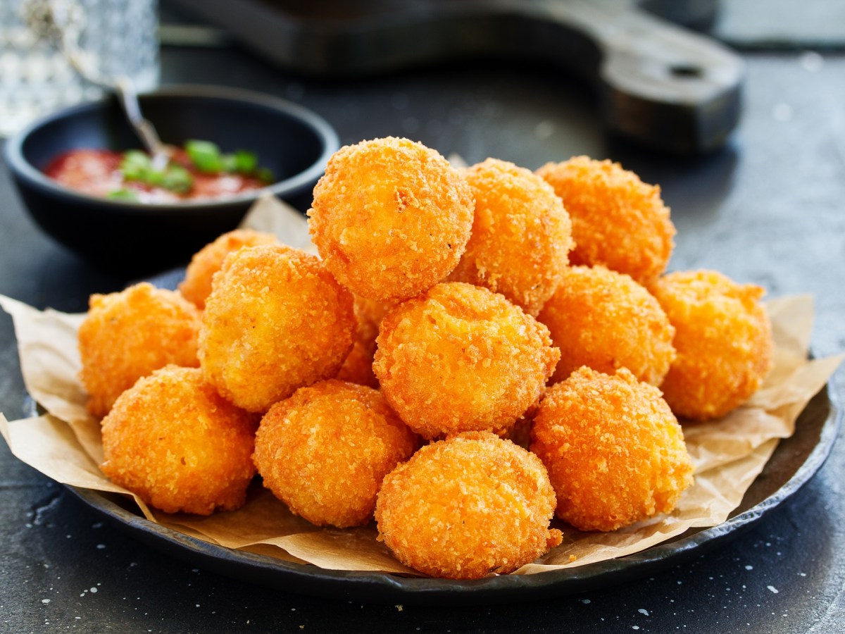 Unser liebstes Fingerfood sind diese knusprigen Käsebällchen