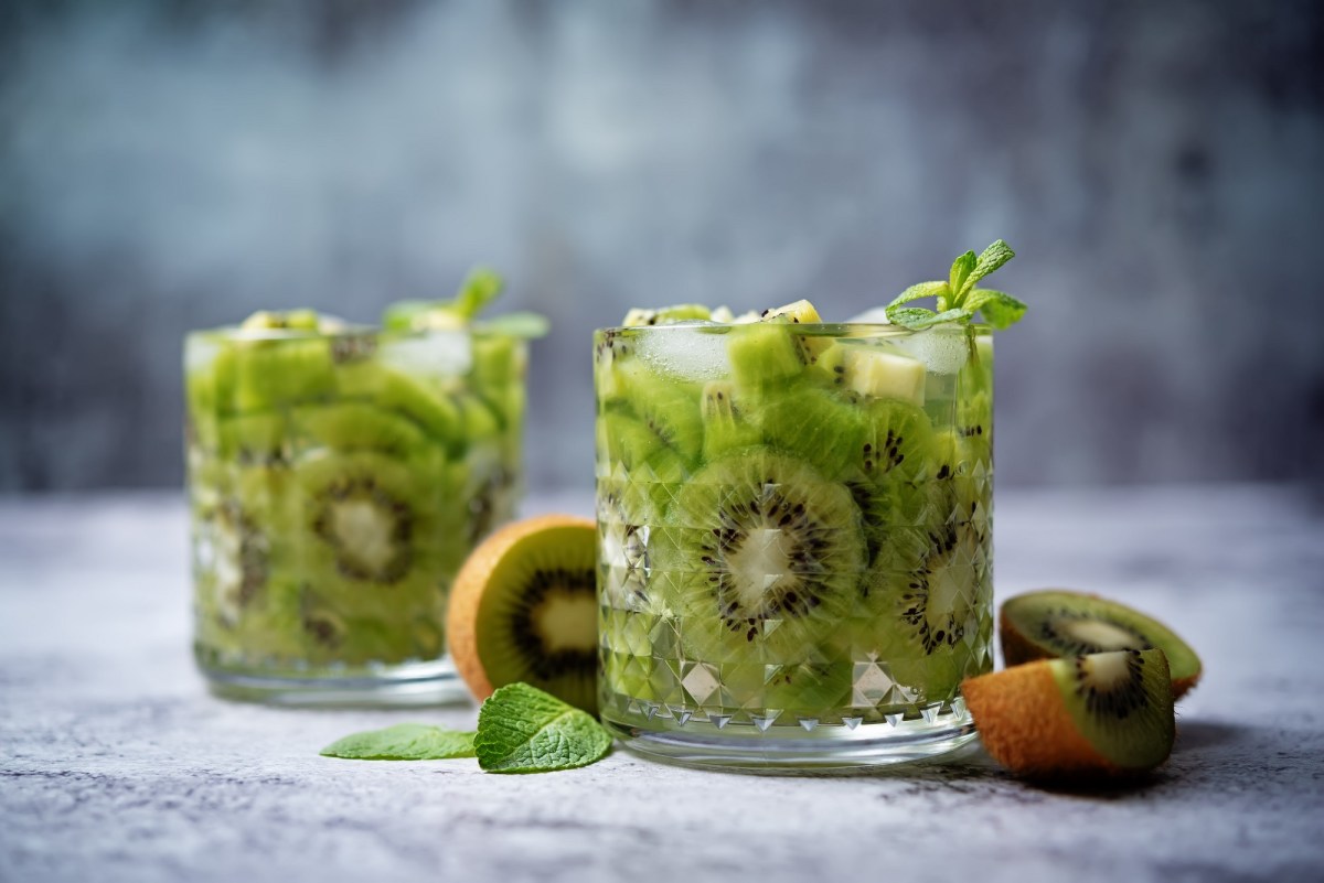 Zwei Gläser mit Kiwi-Margarita