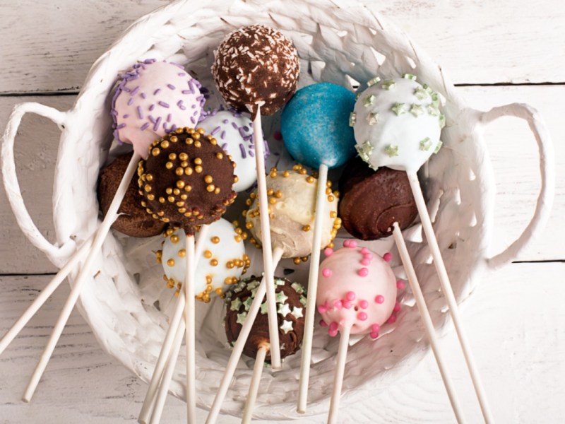 Kuchenreste verwerten: bunte Cake Pops liegen in einer Schale.