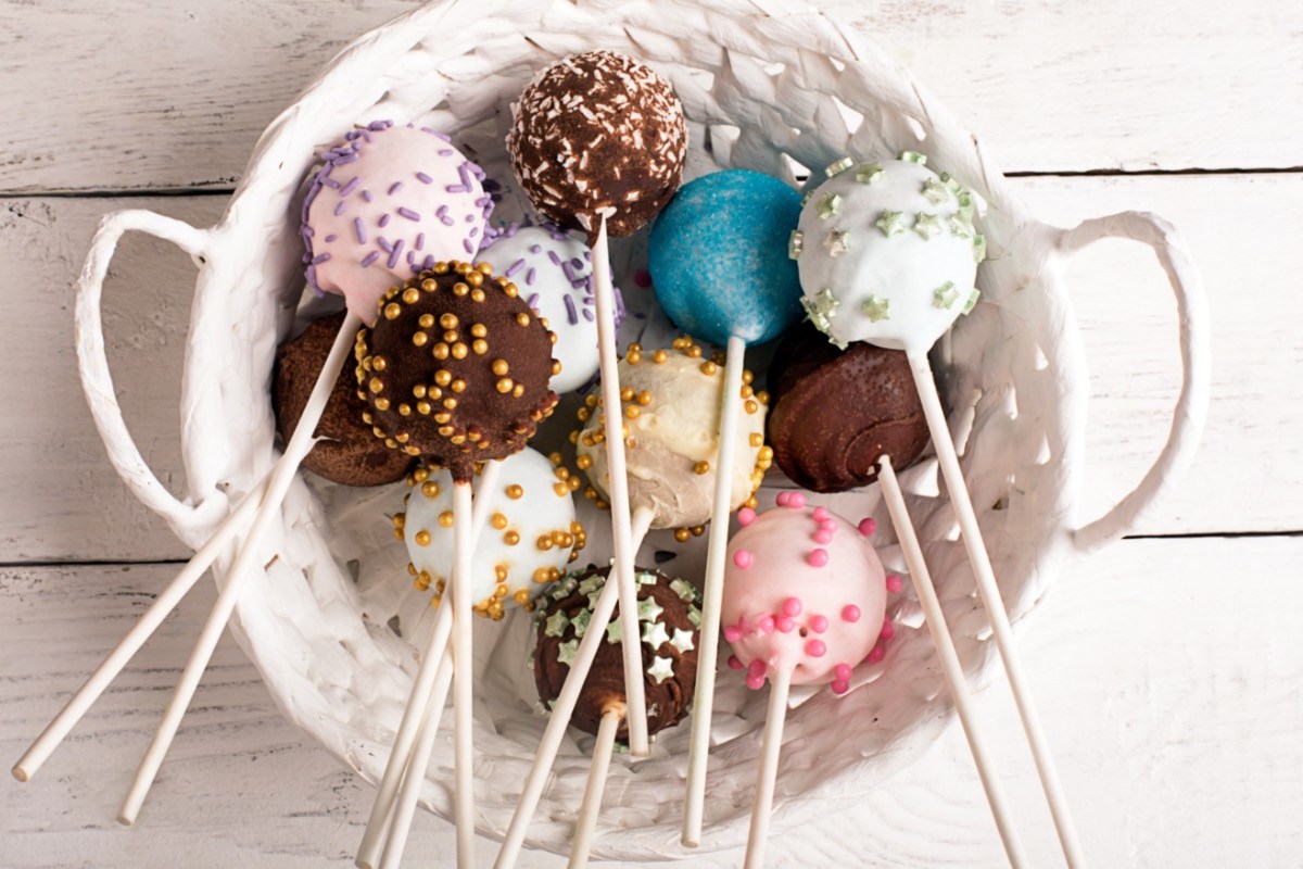 Kuchenreste verwerten: bunte Cake Pops liegen in einer Schale.