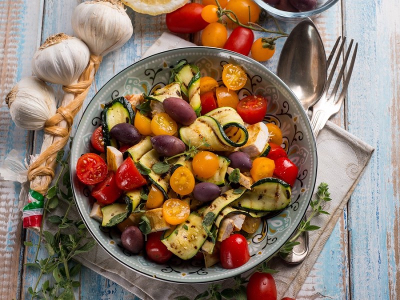 Mediterraner Zucchini-Salat mit GemÃ¼se als Deko.