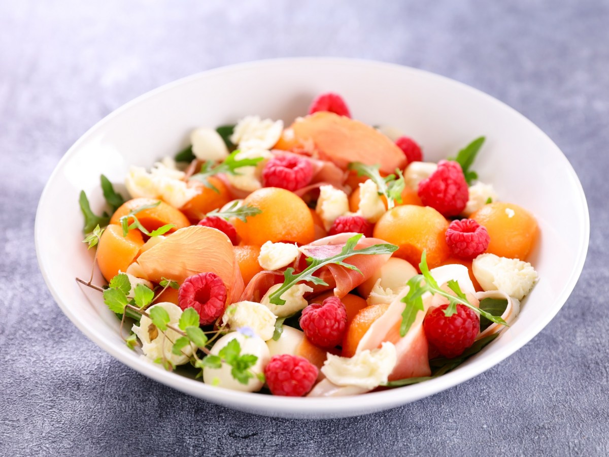 Diesen Salat mit Melone musst du unbedingt probieren!