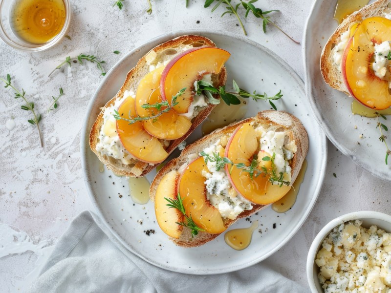 Teller mit Pfirsich-Crostini