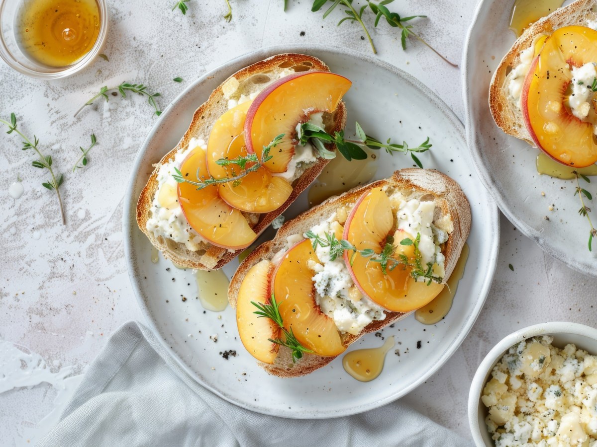 Schnelles Fingerfood: Pfirsich-Crostini mit Ricotta