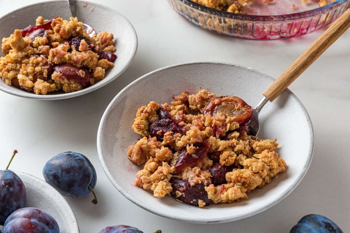 Zwei Schüsseln mit Pflaumen-Crumble