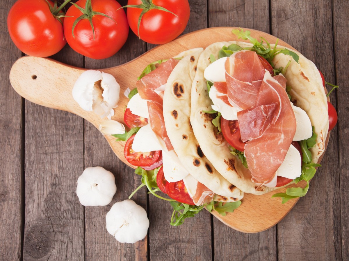 Fingerfood aus Italien: So machst du Piadine mit Schinken und Mozzarella