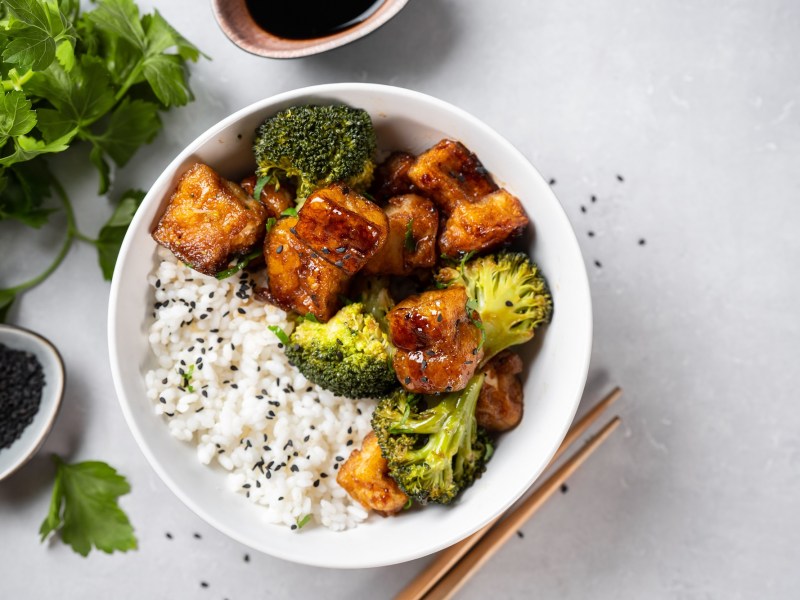 Eine Reis-Bowl mit Tofu und Brokkoli.