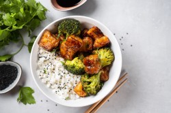 Eine Reis-Bowl mit Tofu und Brokkoli.