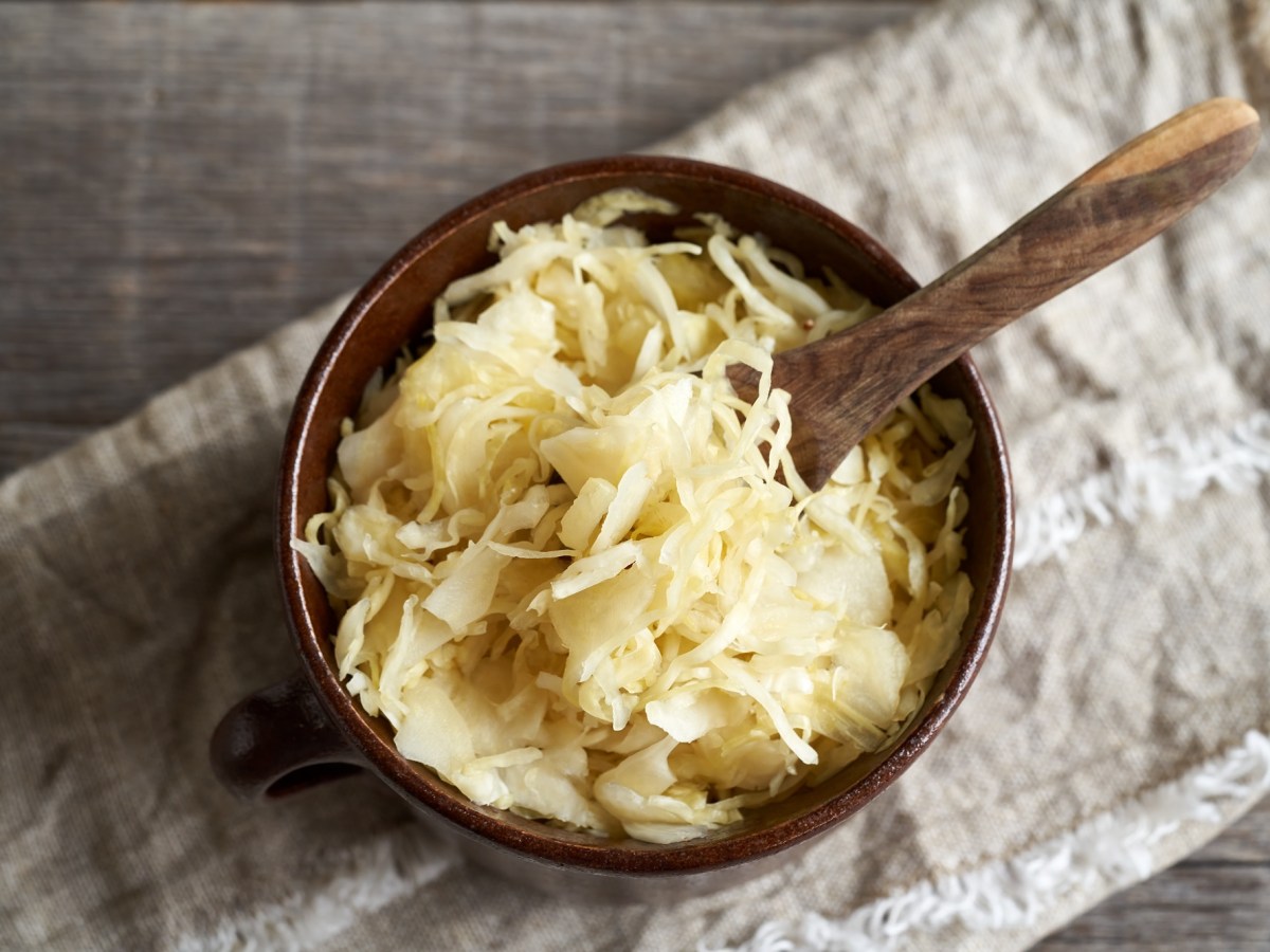Sauerkraut fermentieren: Sauerkraut in einer dunklen Schüssel