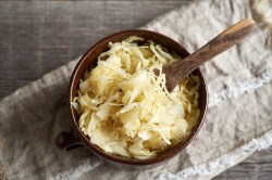 Sauerkraut fermentieren: Sauerkraut in einer dunklen Schüssel