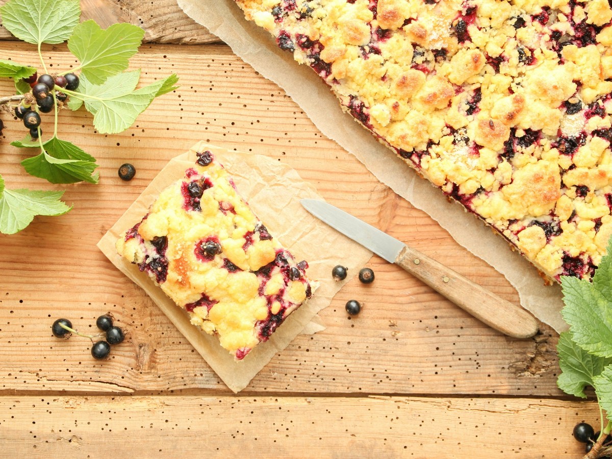 Blitzkuchen vom Blech: schwarzer Johannisbeerkuchen mit Streuseln