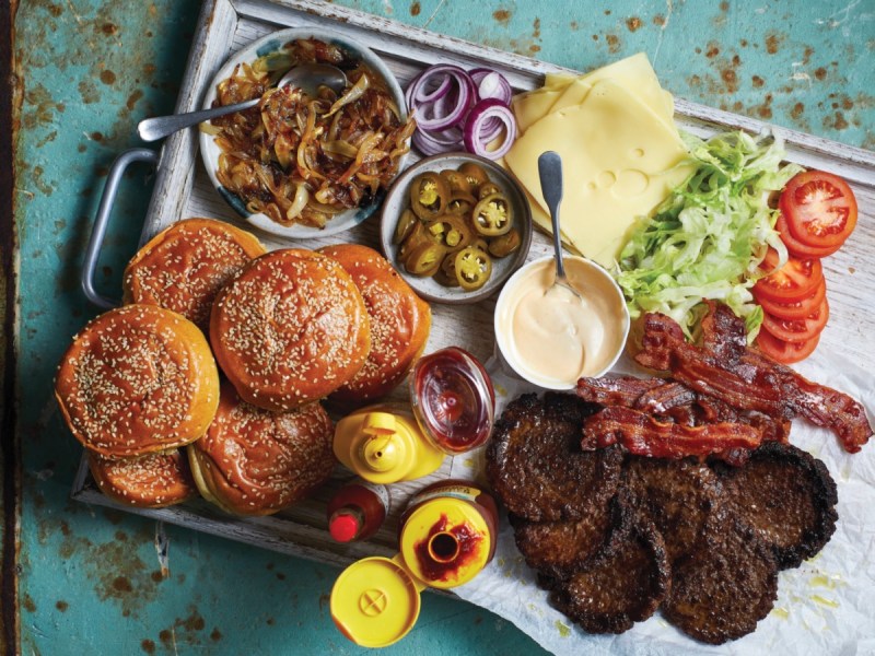 Smash-Burger-Board aus Kochbuch „Snack Boards – Fingerfood aus aller Welt zum gemeinsamen Genießen“