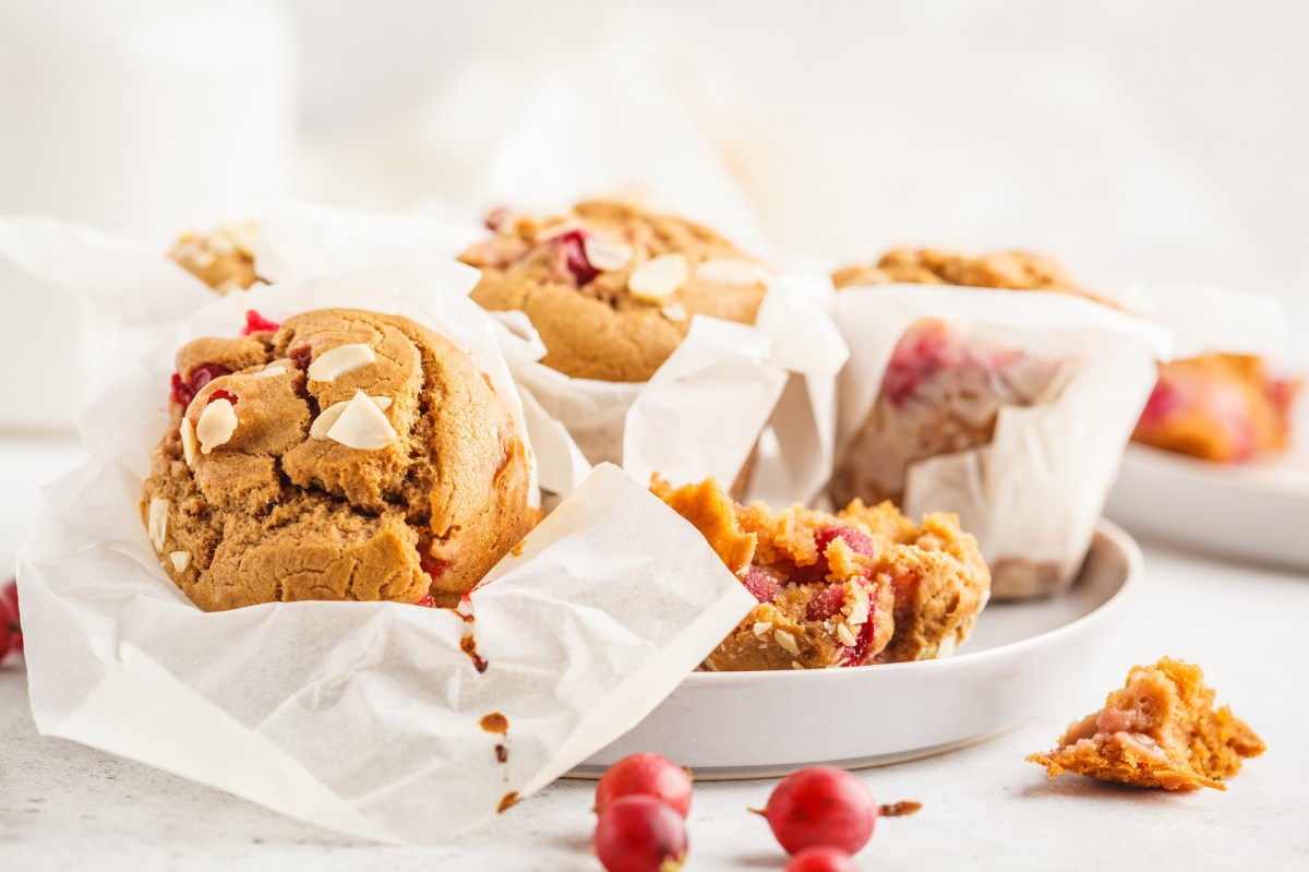 Stachelbeer-Muffins auf einem Tisch