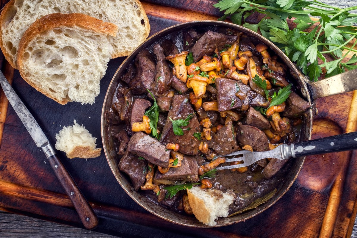 Steakpfanne mit Pfifferlingen in einer gusseisernen Pfanne.