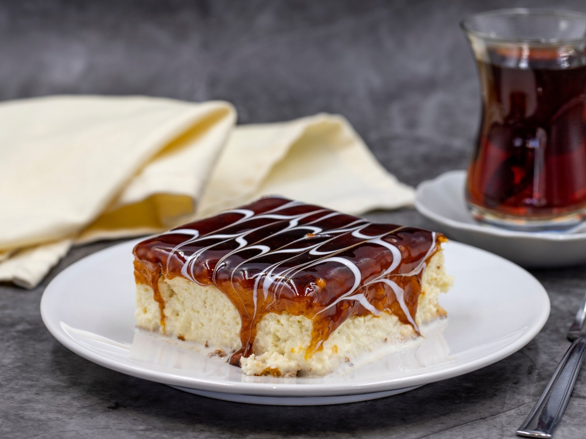 Ein Stück Trileçe-Kuchen auf einem Teller.