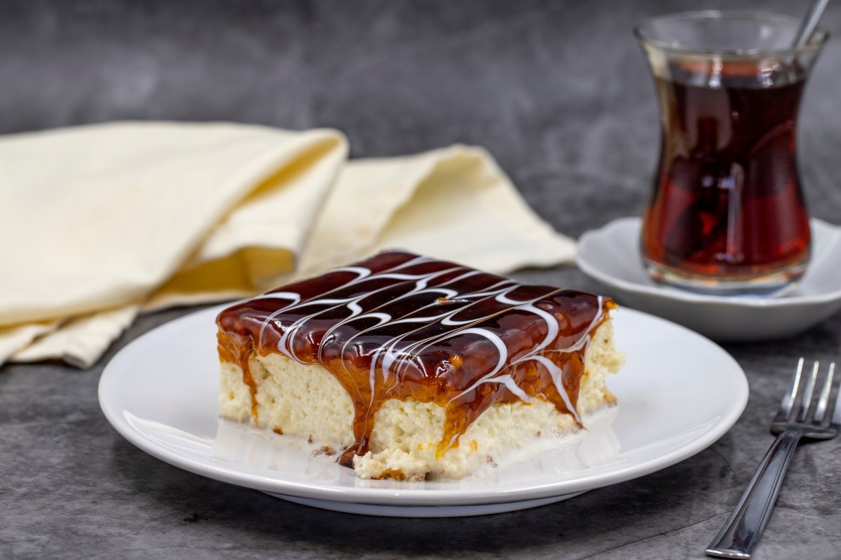 Ein Stück Trileçe-Kuchen auf einem Teller.