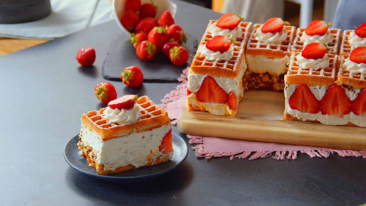 Erdbeerwaffeltorte auf einem Holzbrett