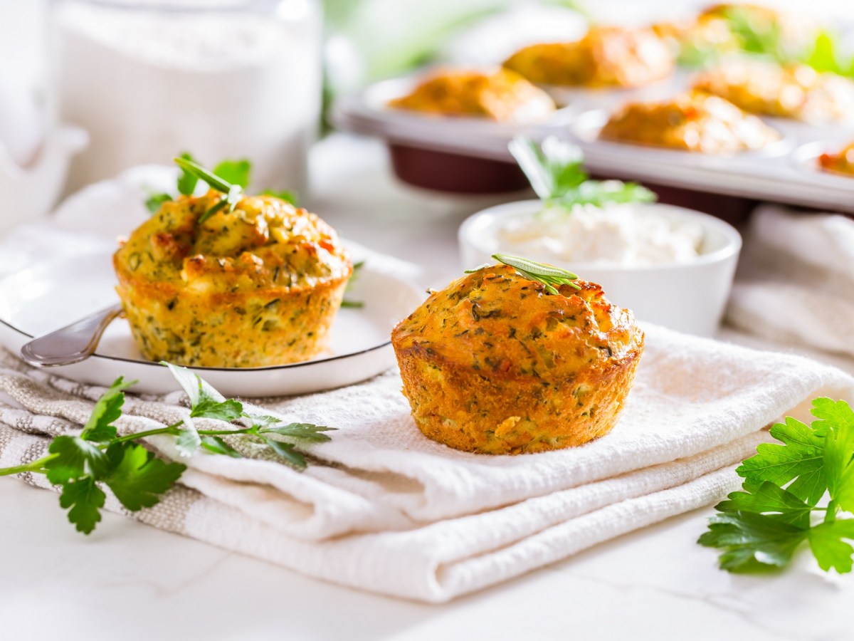 Zucchini-Feta-Muffins: saftiger Snack fürs Frühstück, Picknick oder Buffet