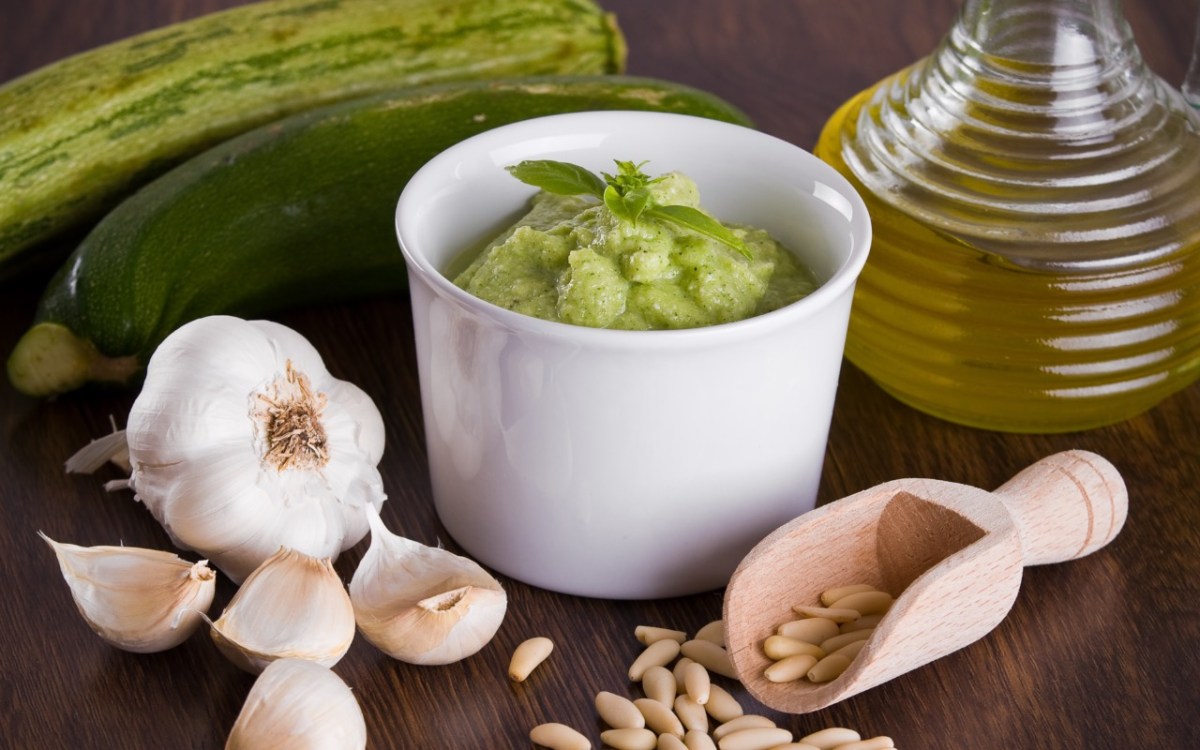 Ein Schälchen mit Zucchini-Pesto. Drumherum frische Zutaten.