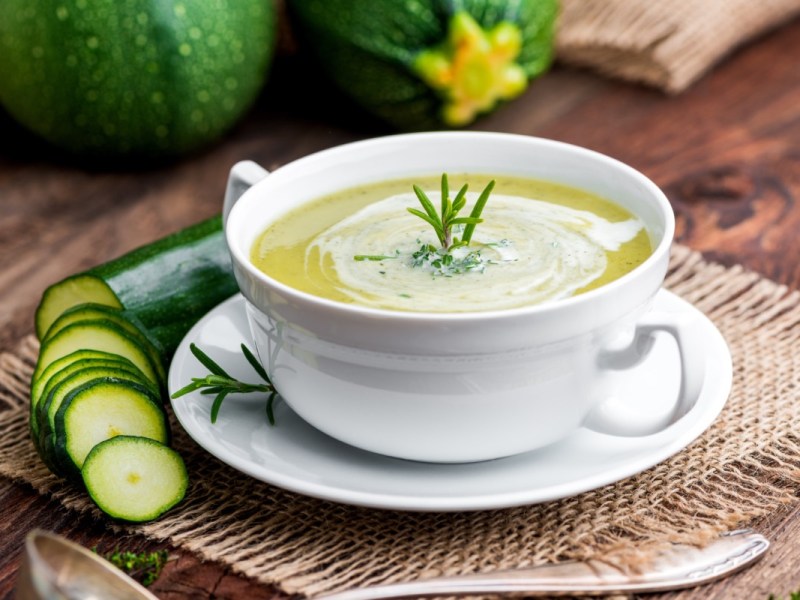 Cremige Zucchini-Suppe: einfache Zutaten, großer Geschmack