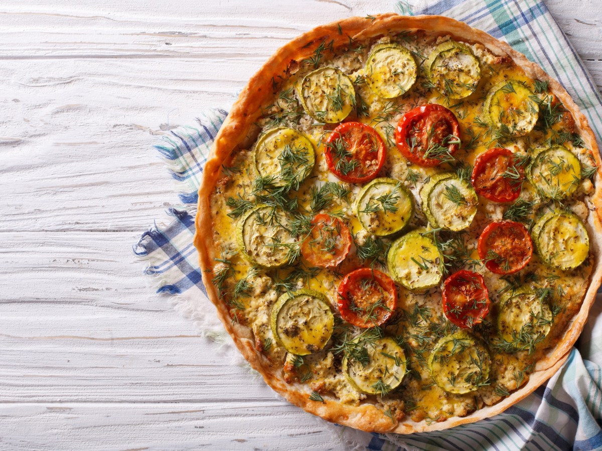 Feiere die Aromen des Sommers mit einer Zucchini-Tomaten-Quiche!