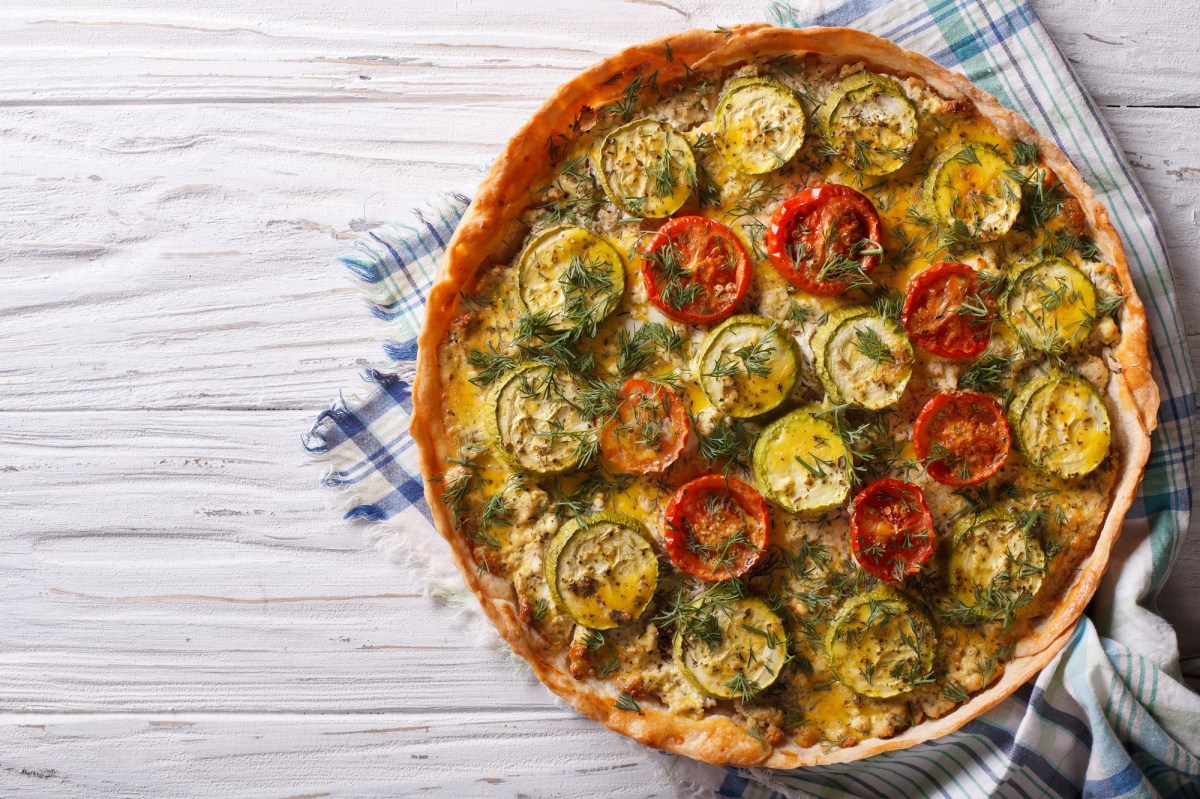 Die Zucchini-Tomaten-Quiche in der Draufsicht.